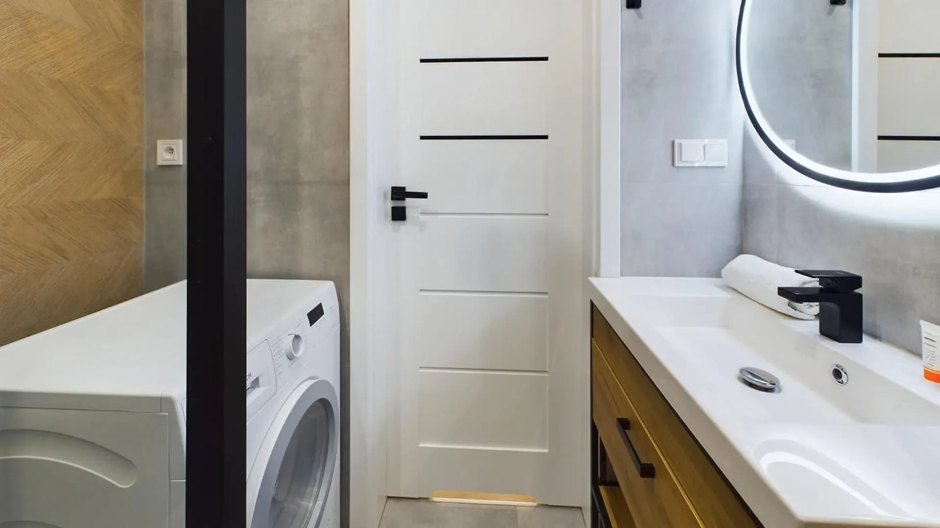 Modern And Comfortable Studios With Smart Tvs Near Pge By Noclegi Renters 0*, Warschau
