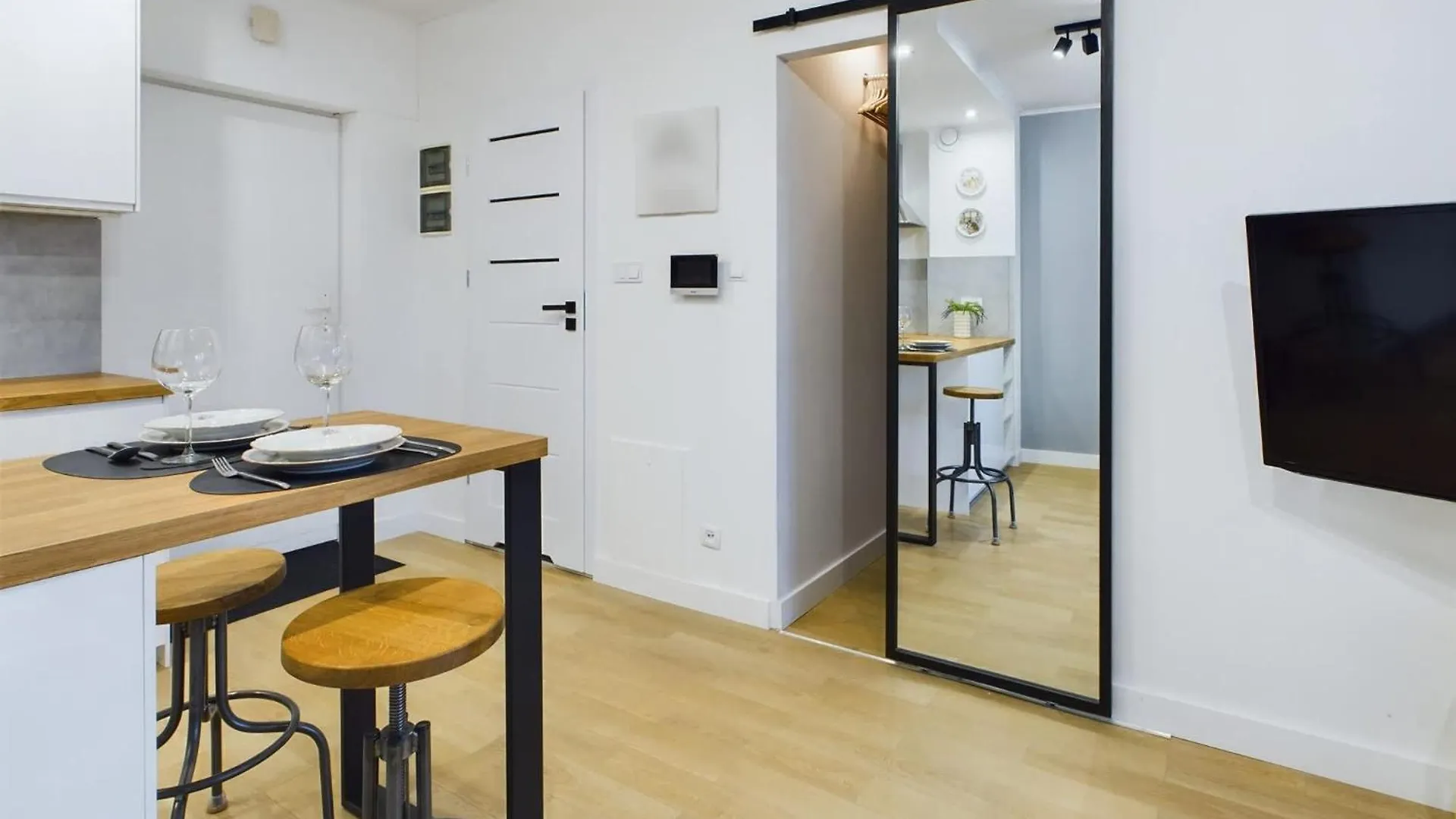 Appartement Modern And Comfortable Studios With Smart Tvs Near Pge By Noclegi Renters Polen