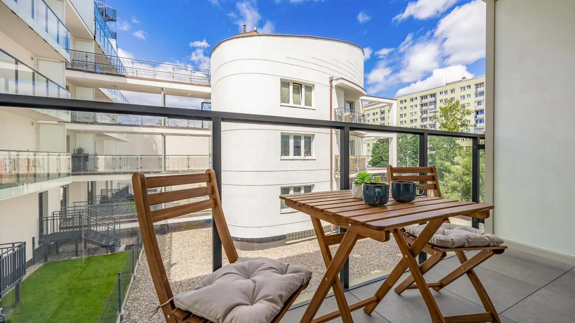Апартаменты Modern And Comfortable Studios With Smart Tvs Near Pge By Noclegi Renters