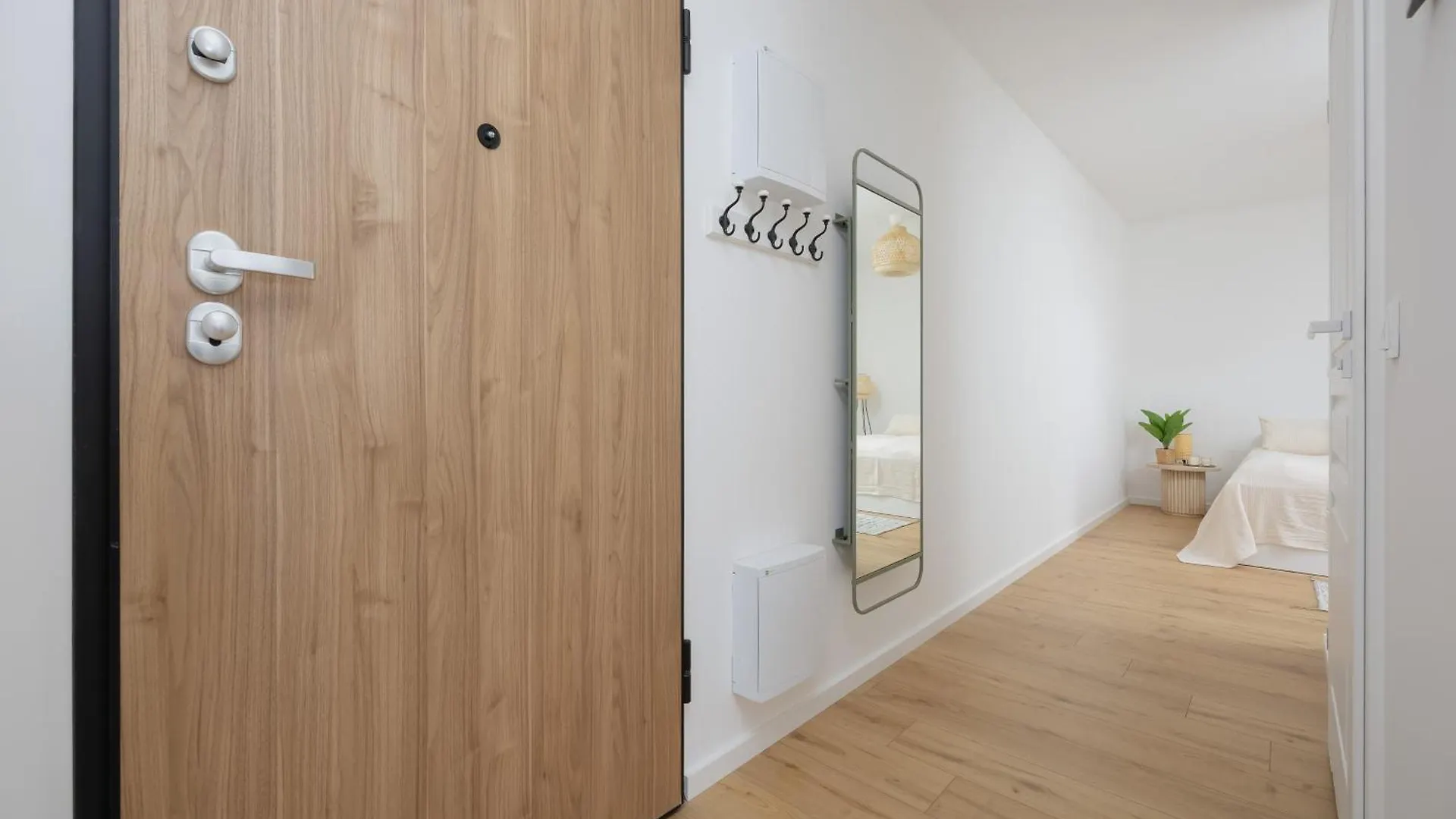 Modern And Comfortable Studios With Smart Tvs Near Pge By Noclegi Renters Апартаменты