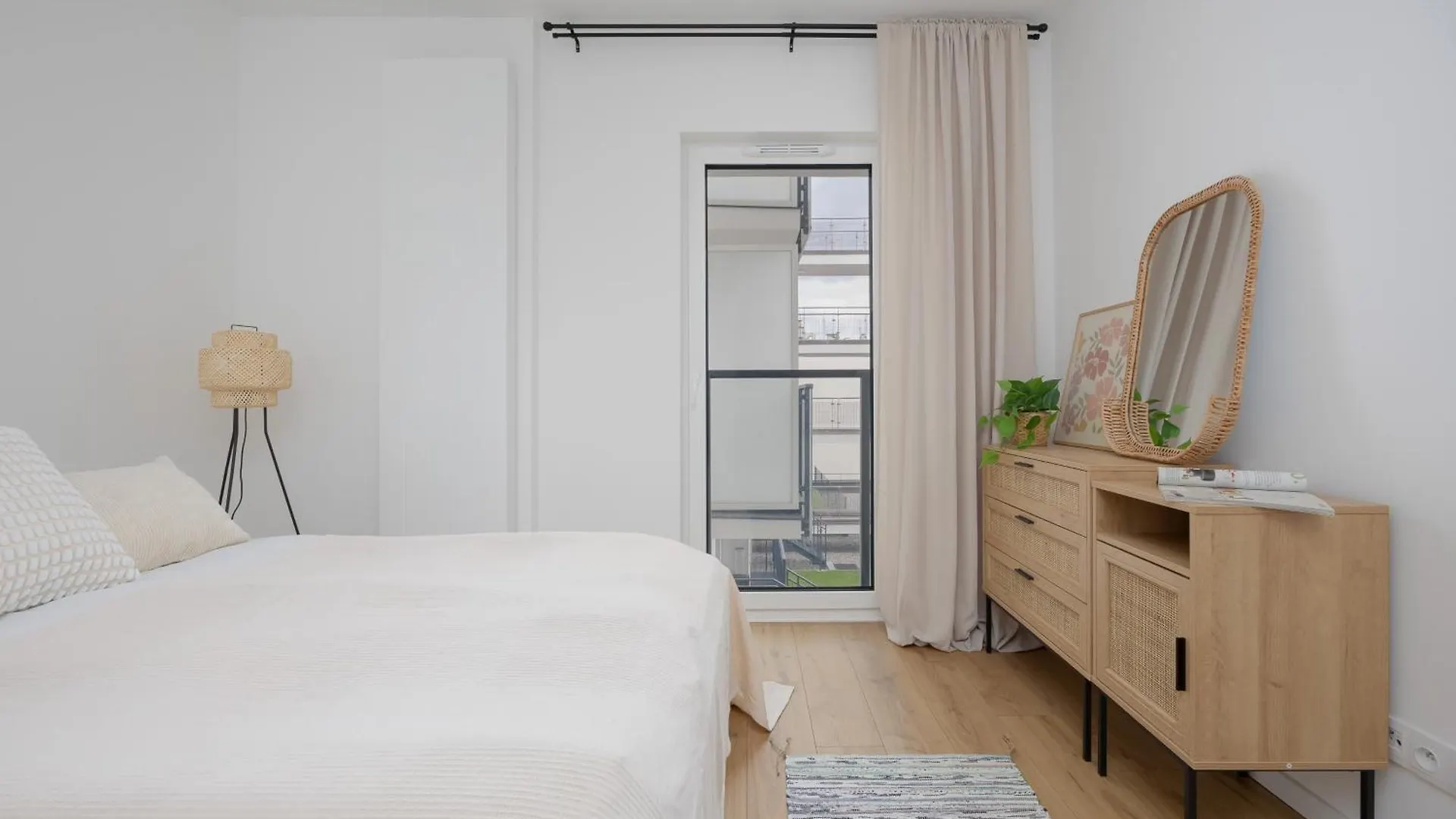 Apartament Modern And Comfortable Studios With Smart Tvs Near Pge By Noclegi Renters Polska